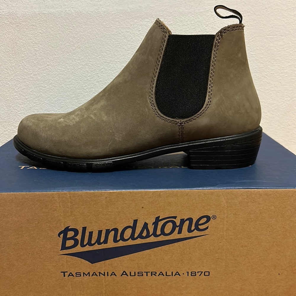 Blundstone 1974 Chelsea Boots. New! Nubuck, USA size 6